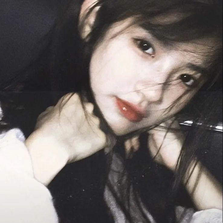 她背后的那双手